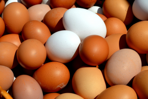 Eierprijs iets gestegen voor boer, supermarkt blijft duur
